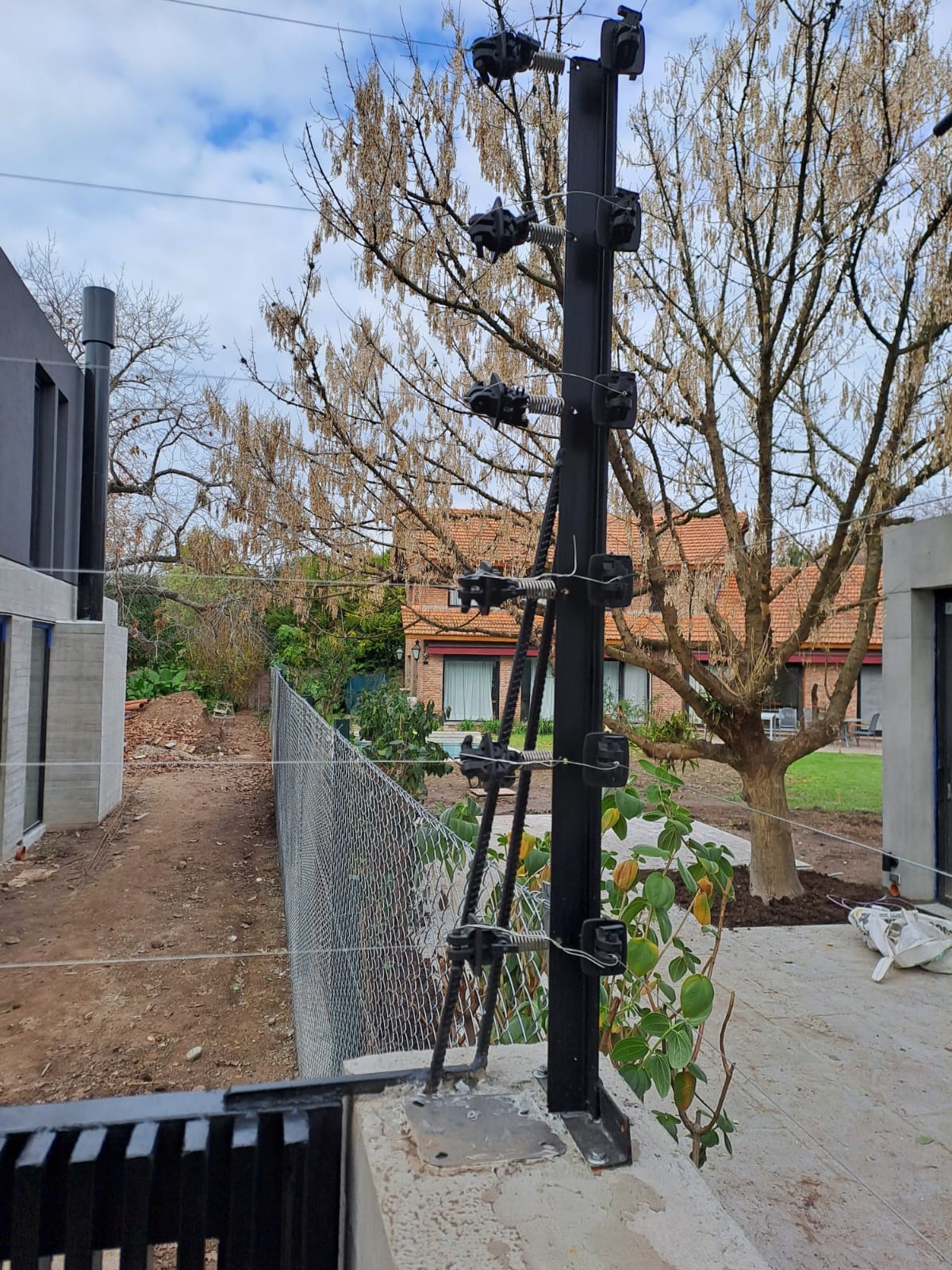 Poste de cerco eléctrico perimetral instalado por Beyer y Beyer en barrio privado de Buenos Aires